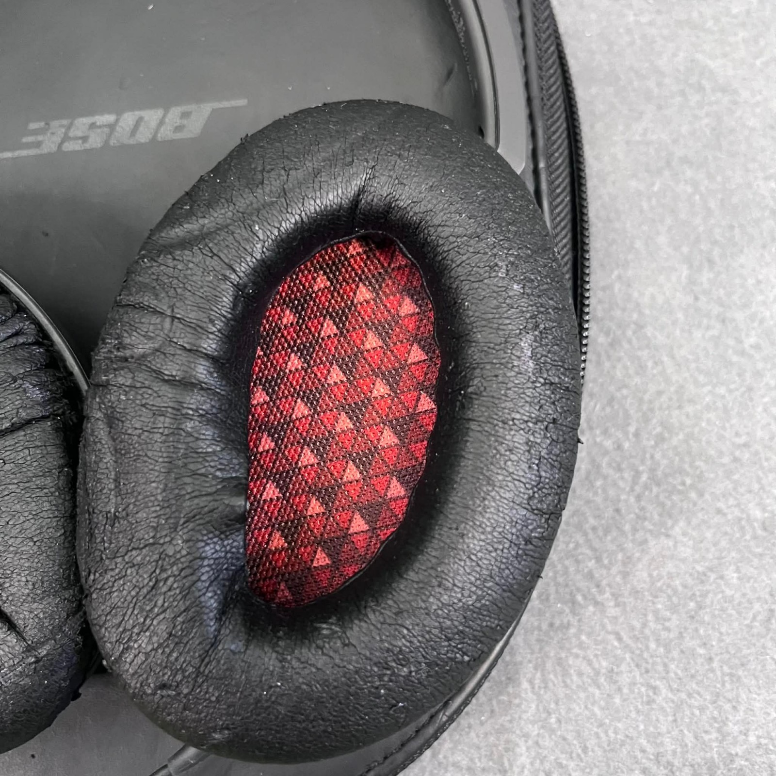 Bose Soundlink AE2 Black Headphones W/Case -Needs Ears Cushions Replacement
