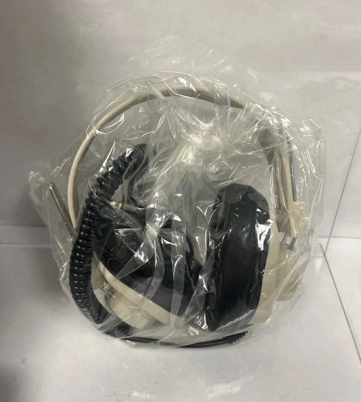 8x Califone 2924AV-P Headphones, 1x Listening Station 1218AV-PY & Case