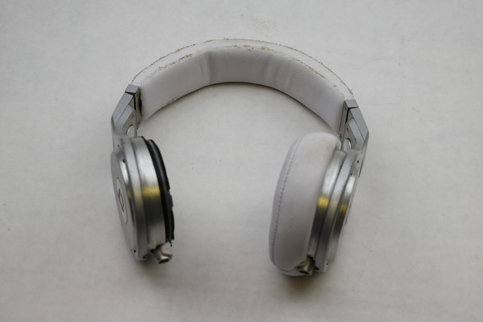 Monster Beats Pro by Dr Dre Over the Ear Headphones White/Silver READ DESC