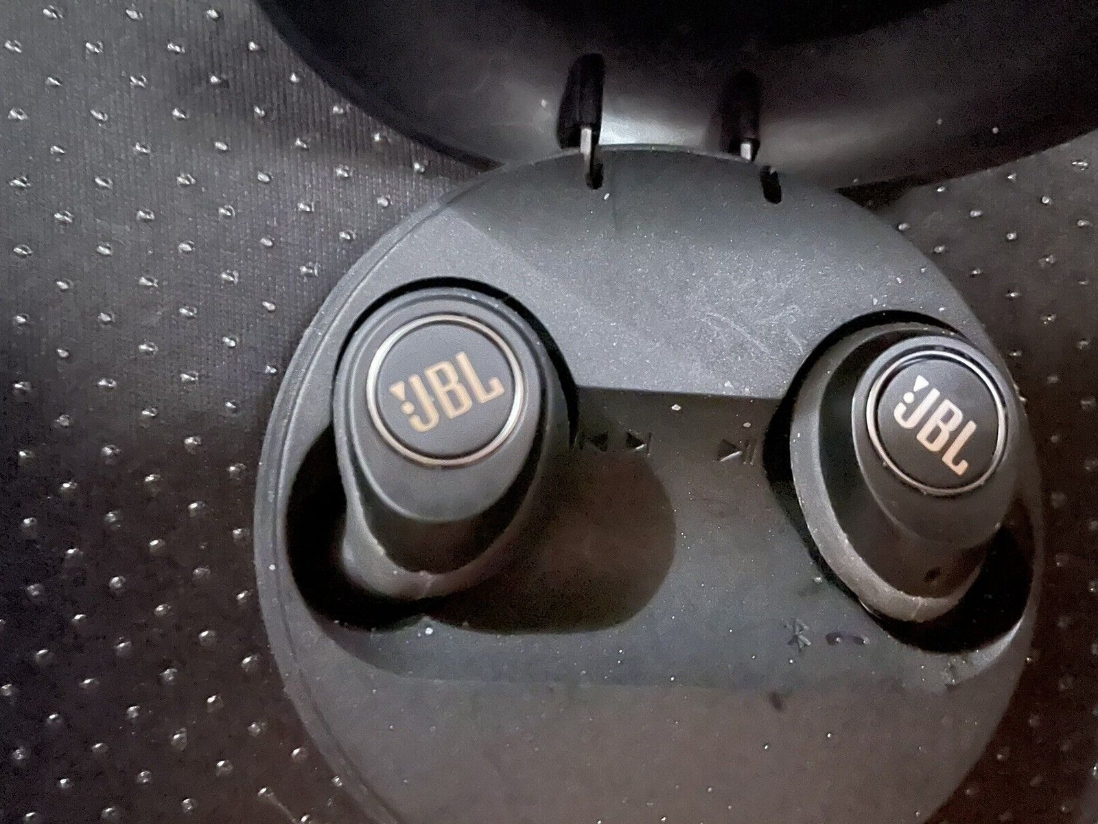JBL Bluetooth Earbuds Black Used Charging Case and Cable Included Bluetooth