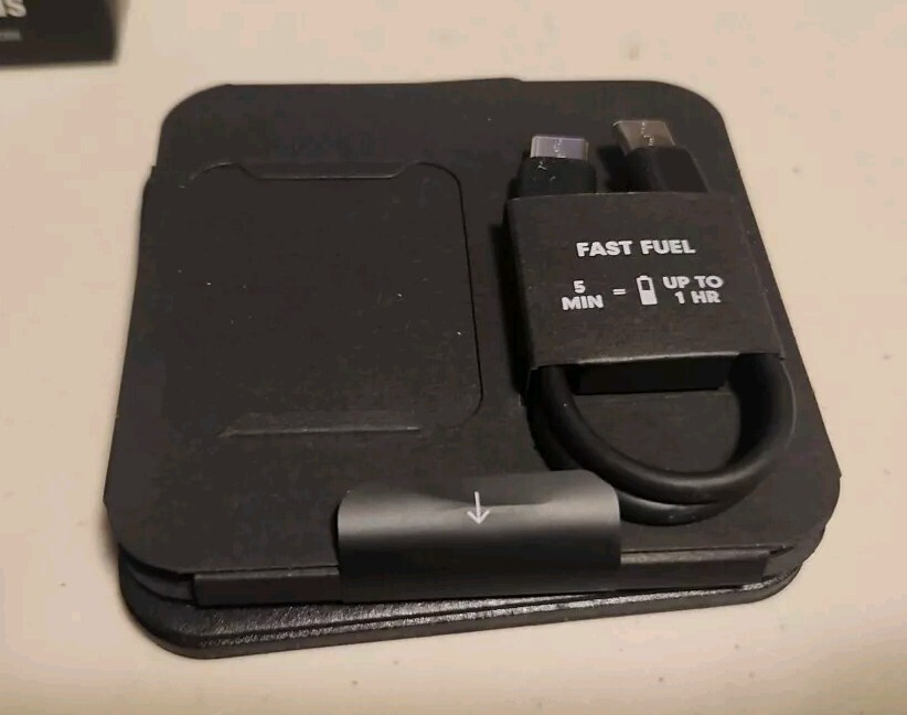 Beats Studio Buds RIGHT Earbud & Case – FOR PARTS OR REPAIR – READ DESCRIPTION