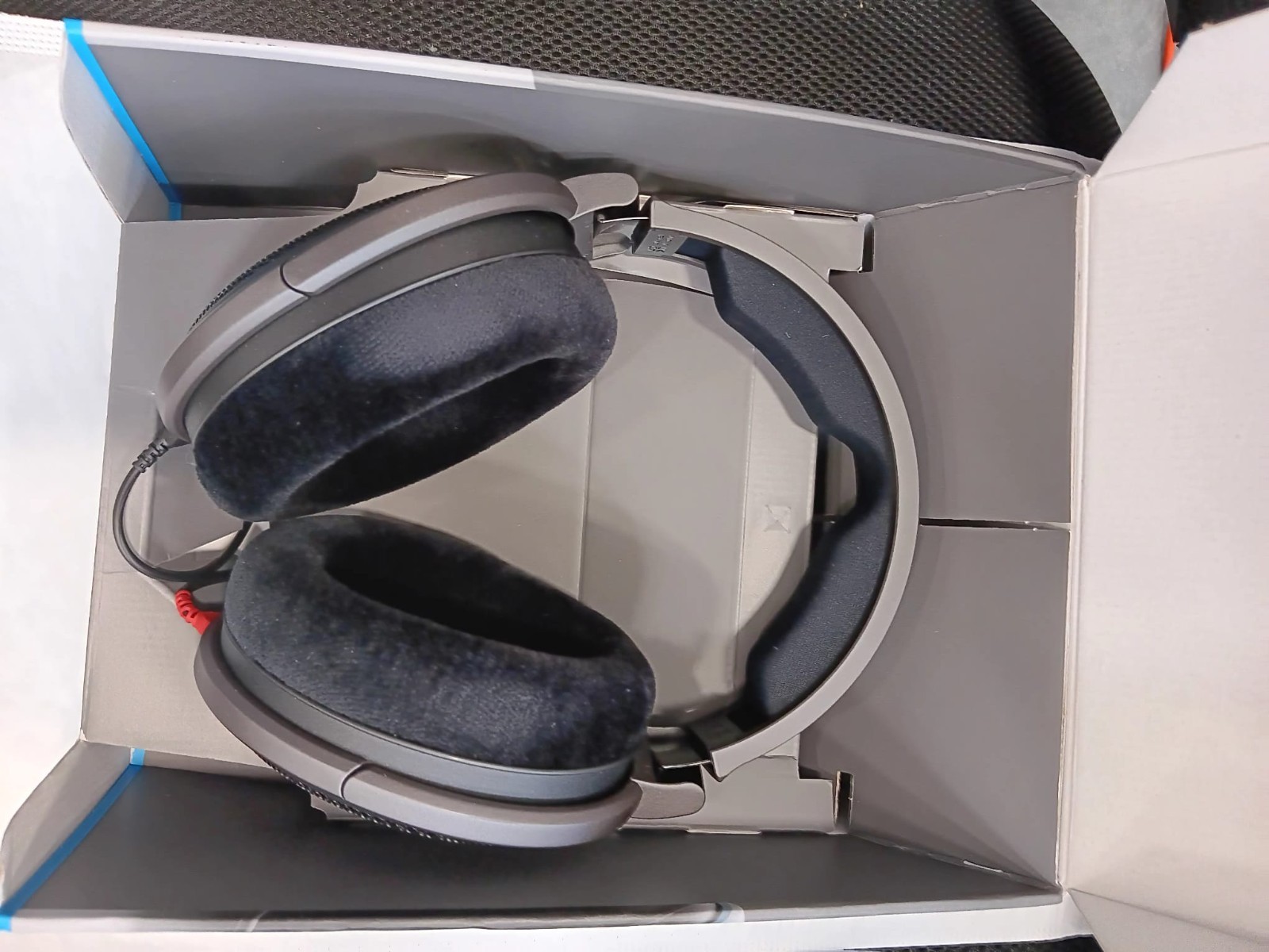 Sennheiser HD 600 Over the Ear Headphone Audiophile Hi-Res Open Back – Black