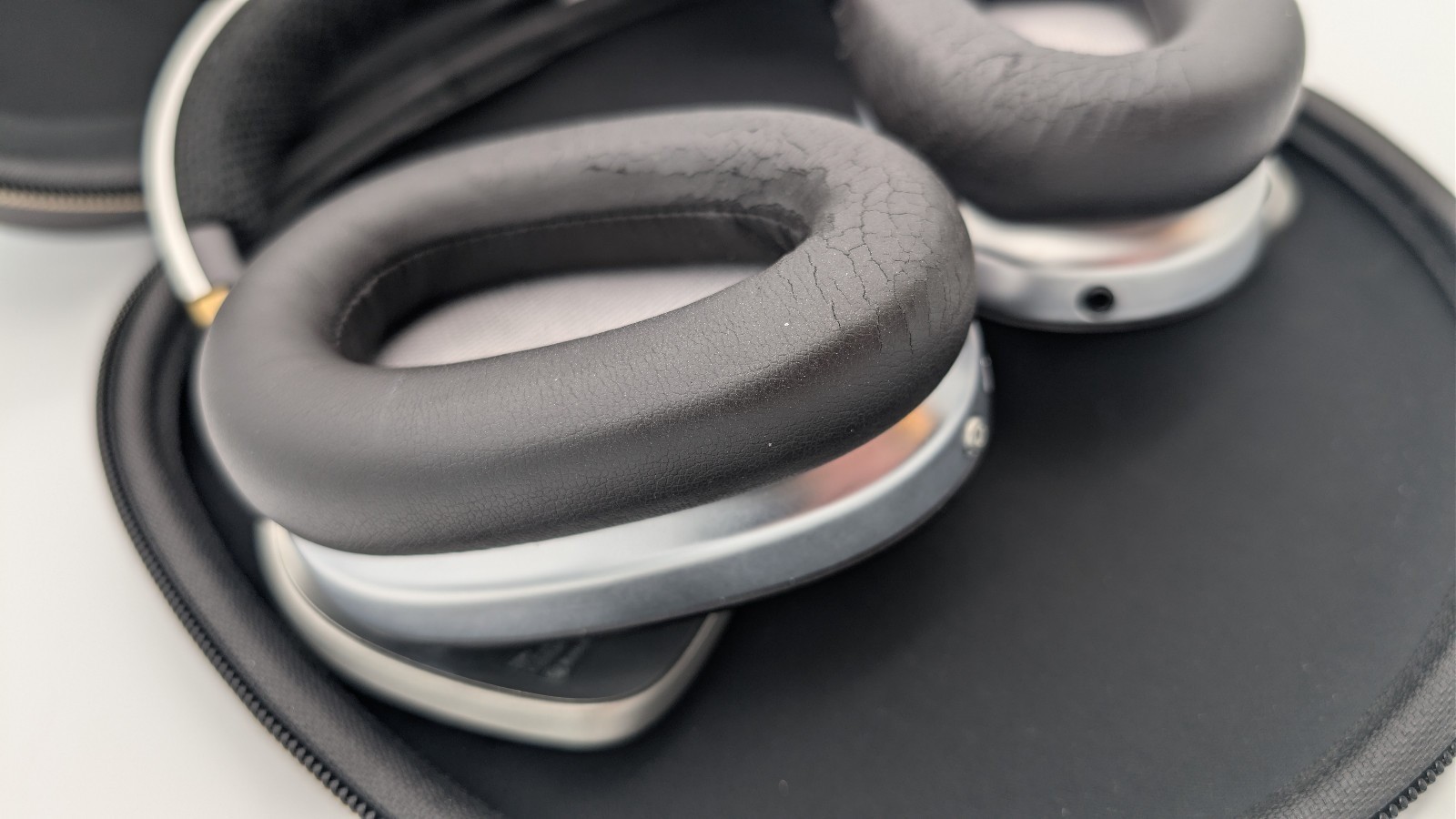 Blue Satellite Headphones Model BH1010 Premium Noise-Cancelling Wireless w/ Case