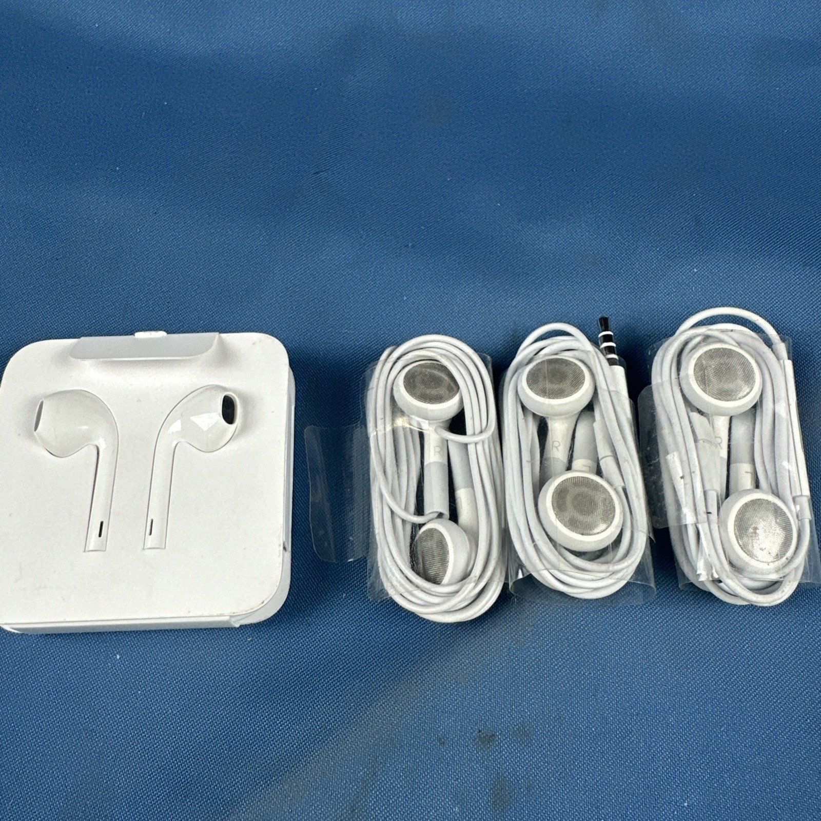 Lot of 4 Apple ipod iphone 3.5mm adapter plug in headphones NOS