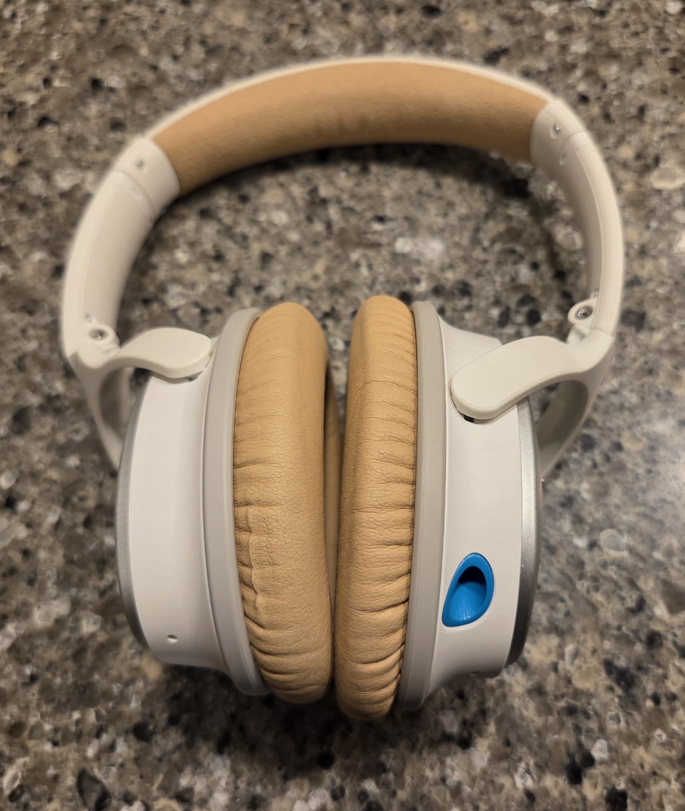 White Bose QC25 QuietComfort 25 Wired Headphones Excellent Condition.