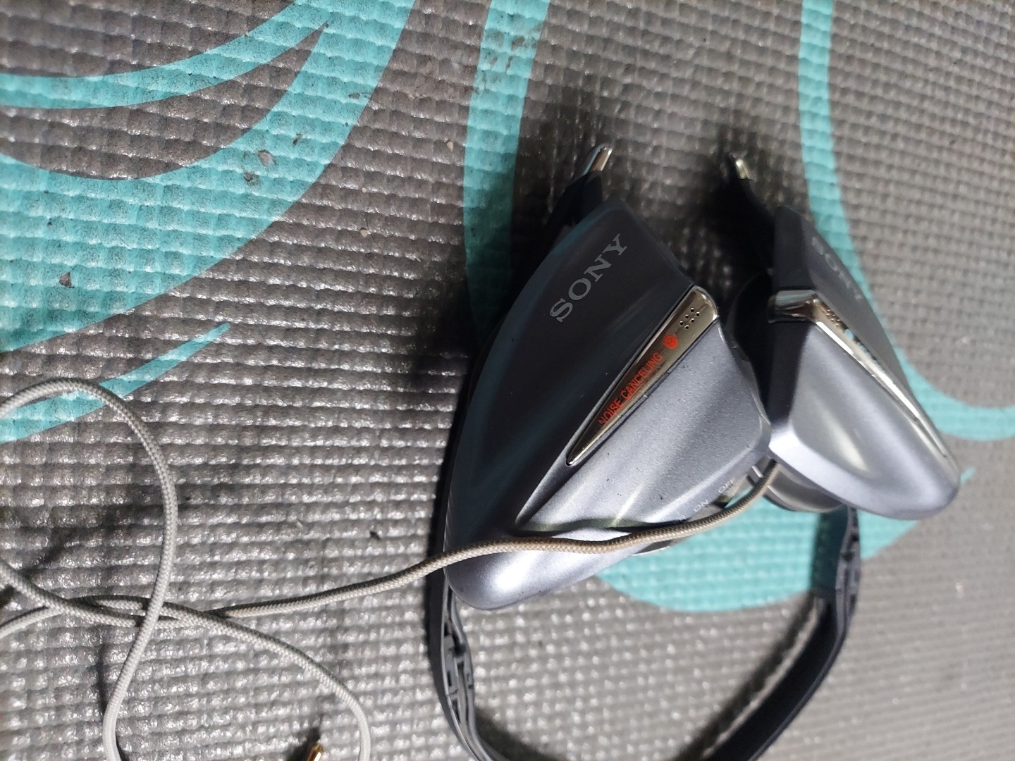 Sony Headphones, Model MDR-G94NC, Retractable.Tested.