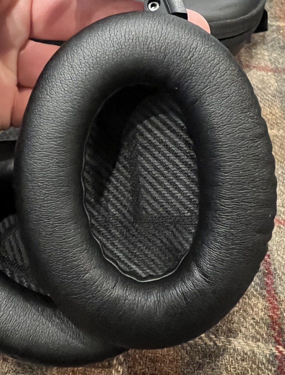 Bose QuietComfort 35 QC-35 Over the Ear Bluetooth Headphones in Black