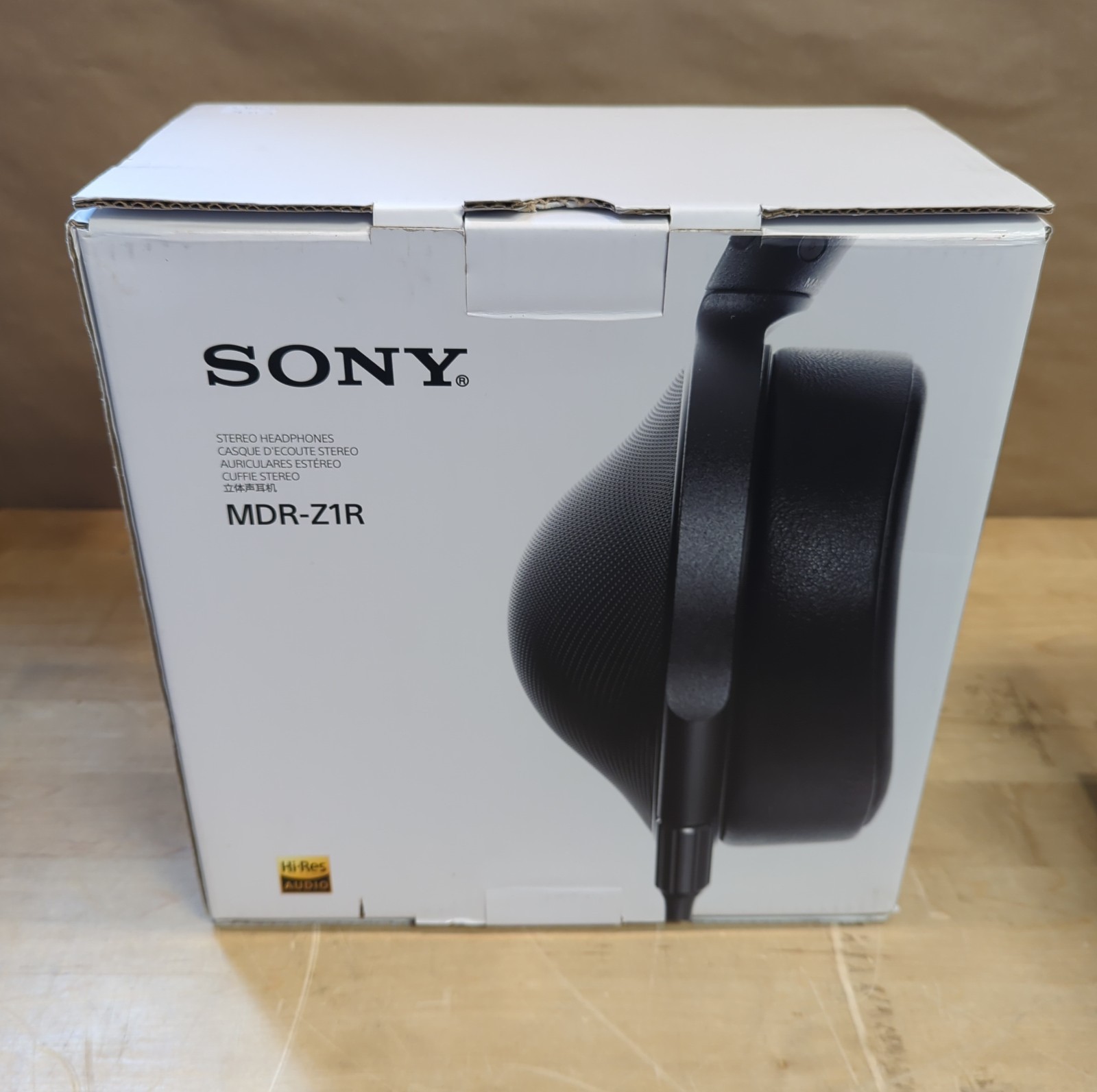 Sony MDR-Z1R Premium Hi-Res Closed-Back Over-Ear Headphones + Box & Accessories