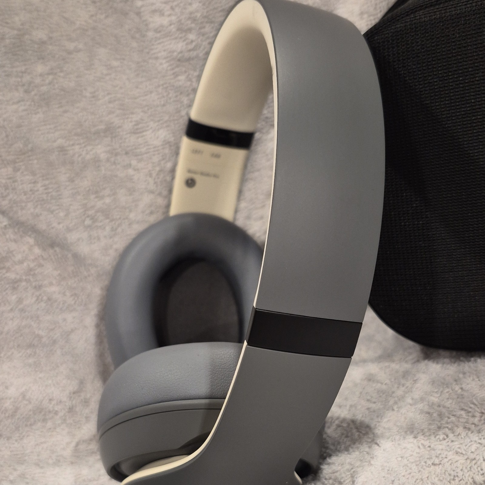 Beats by Dr. Dre Studio Pro Over-Ear Headphones White/Gray Bluetooth USB-C Case