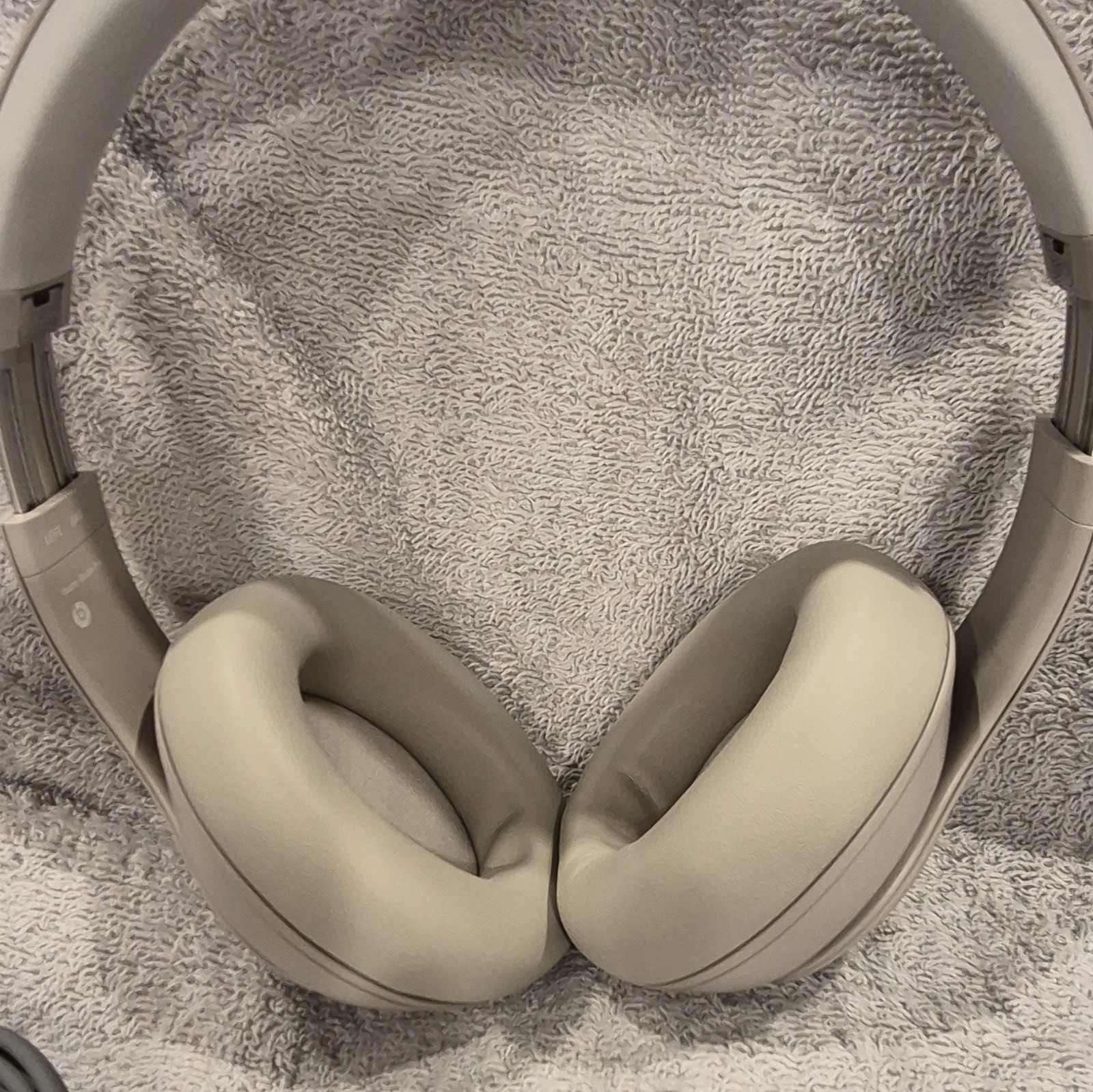 Beats by Dr. Dre Studio Pro Over-Ear Headphones Beige Bluetooth USB-C Case