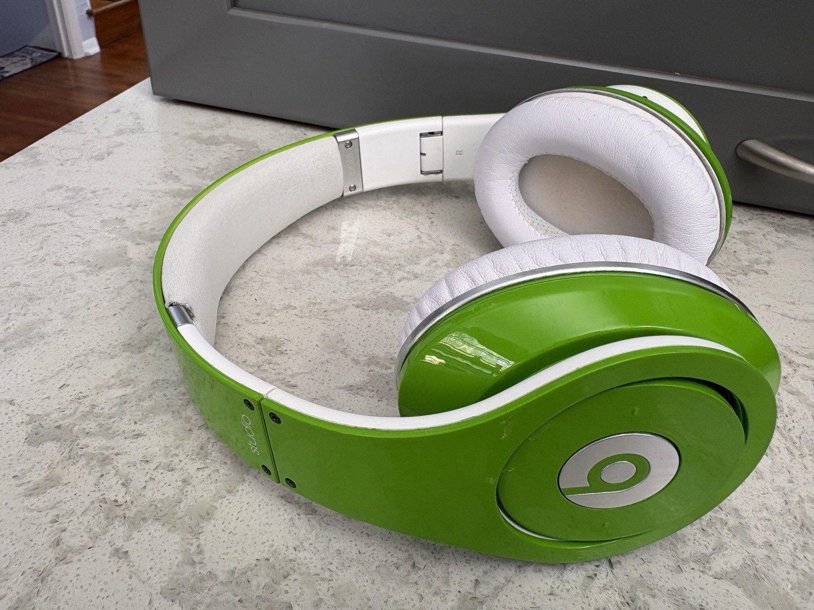 Beats Studio 1st Gen Wired, ANC • c.2010 • Green/White • Collector-Grade OEM Set