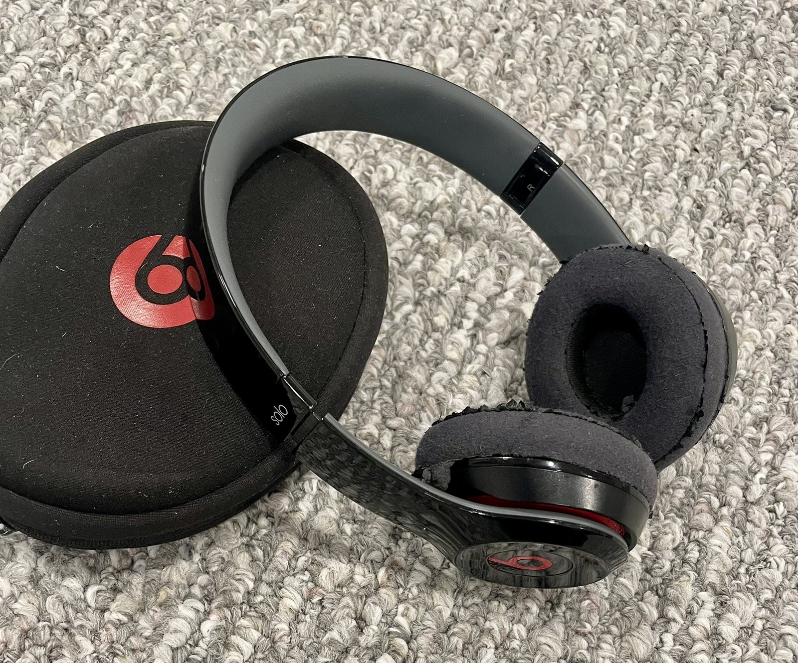 Beats Solo 2 Wired Headphones Gloss Black / Red W/ Case Model BO518