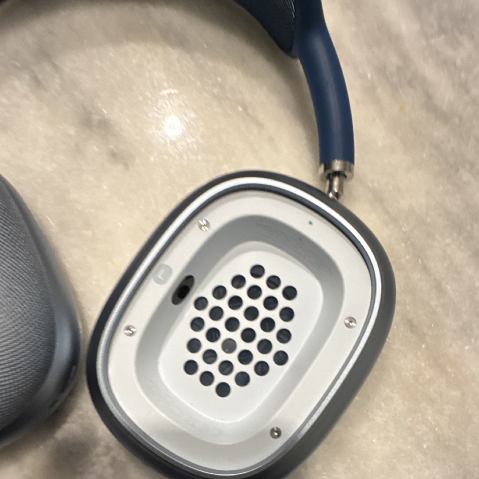 Apple AirPods Max Wireless Over-Ear Headphones Blue Adjustable Headband