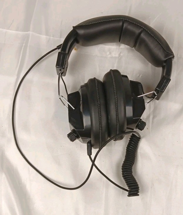 RadioShack Full Size Closed Cup Stereo Headphones 20-516 Volume Controls