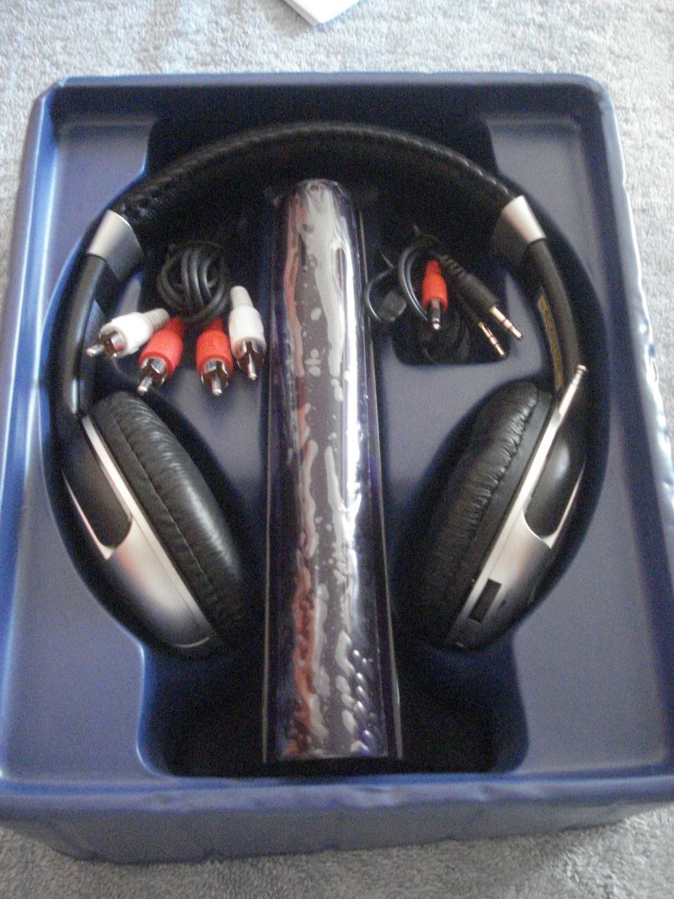 NEW 4 in 1 FM HI-FI WIRELESS HEADPHONE & NEW APPLE IPOD SHUFFLE 1GB