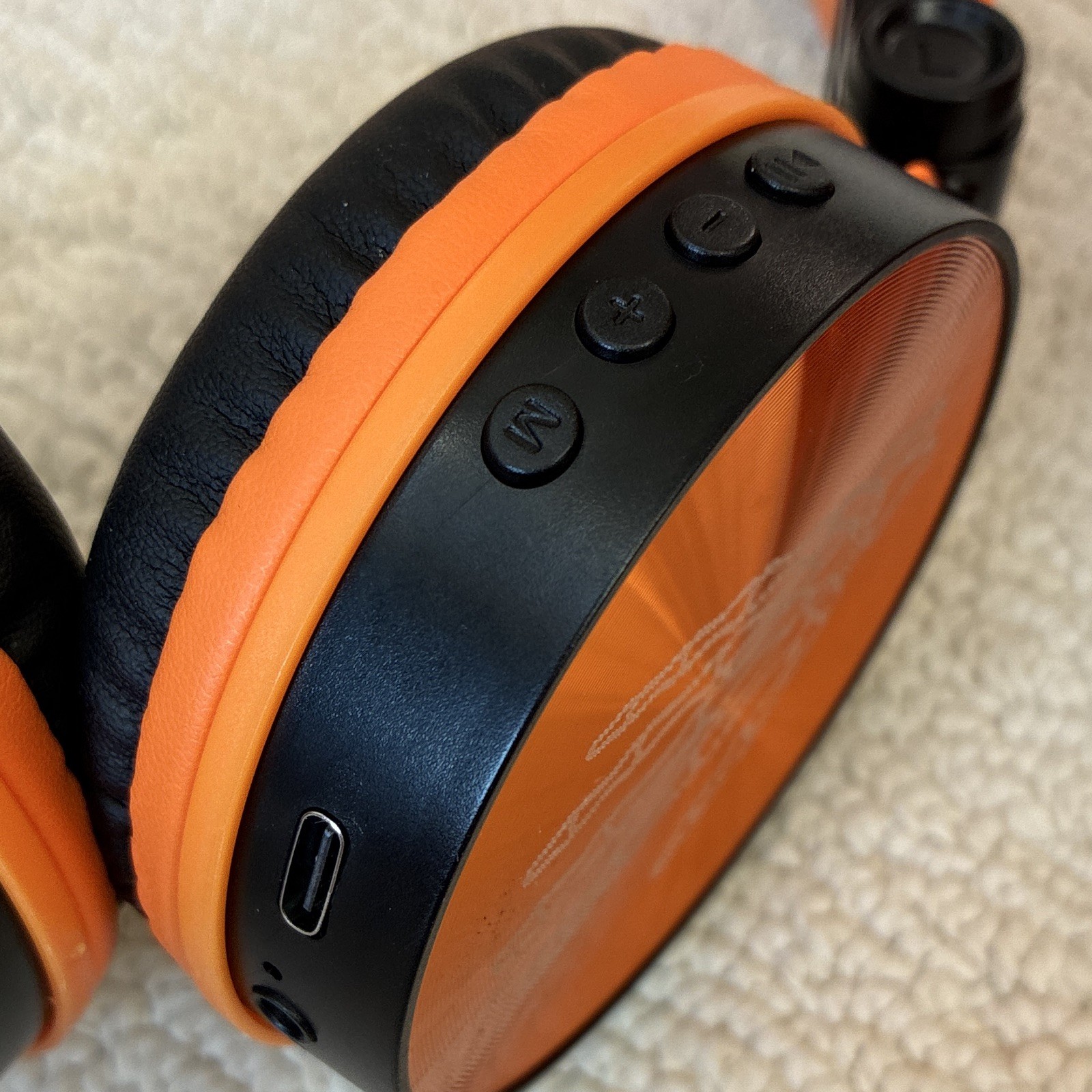 Orbit Innovations Skull Hand Wireless Over-Ear Headphones Black/Orange