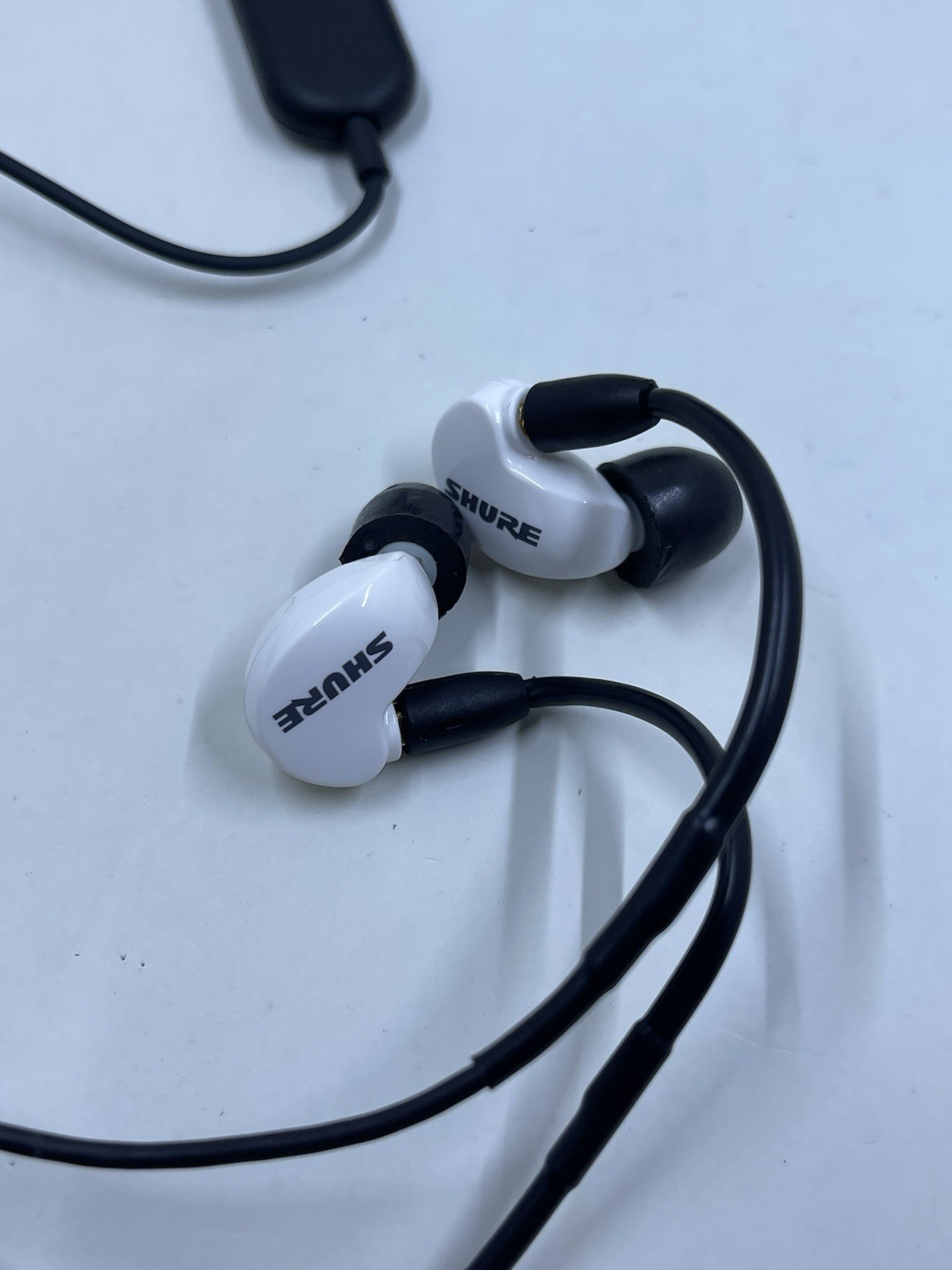 Shure SE215 In-Ear Professional Sound Isolating Headphones White w/ case