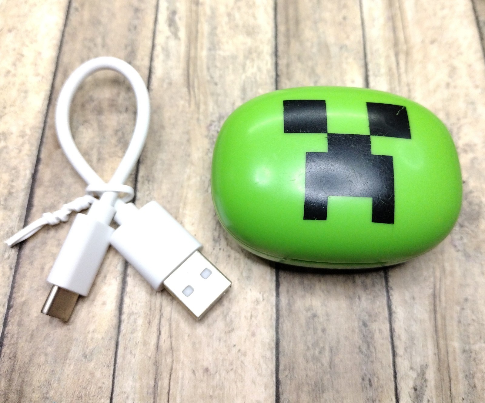 eKids Minecraft Wireless Earbuds Green with Charger and USB Cable Xi-B18MX EXv24