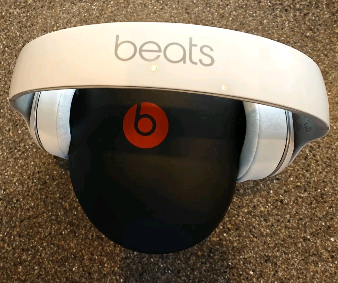 Beats by Dr. Dre Studio 2 Wireless *2 Pair* White/Red & Black/Red **Excellent**