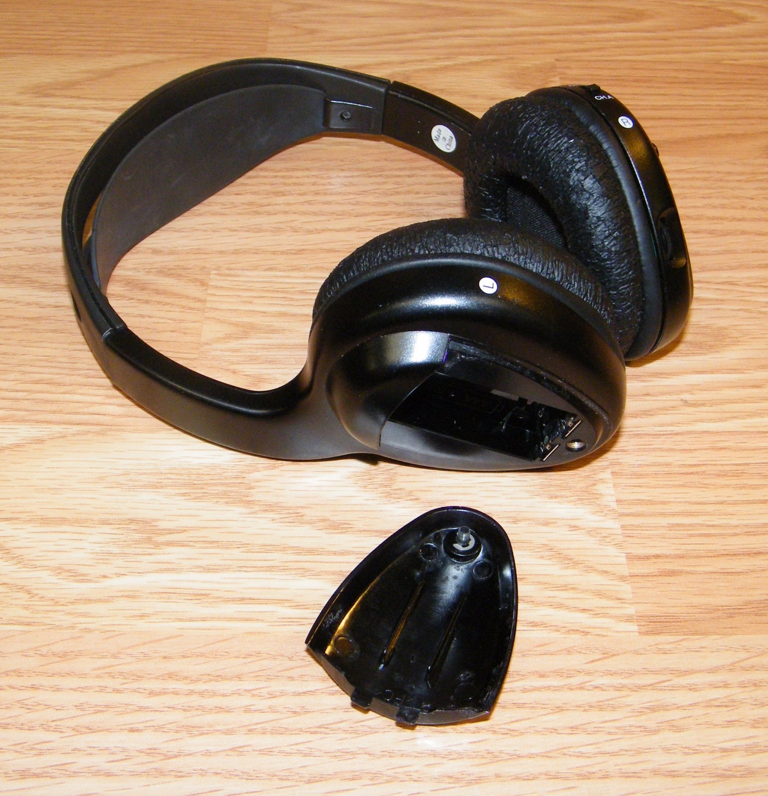 LOT of 3 Unbranded / Generic Black Wireless Stereo Headphones w/ Battery Covers