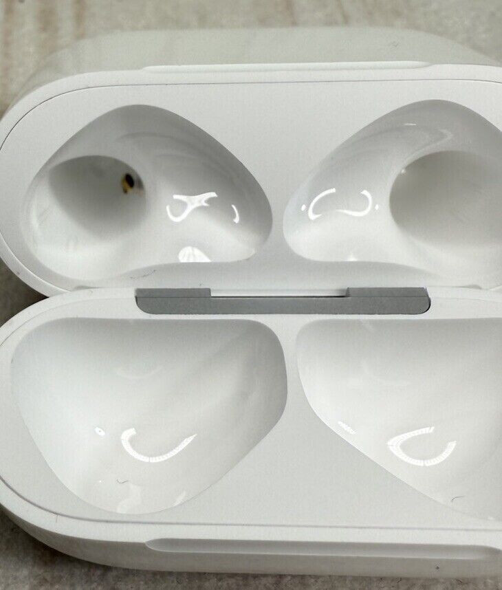Apple AirPods 4 with Active Noise Cancellation -Charging Case A3059- Very Good