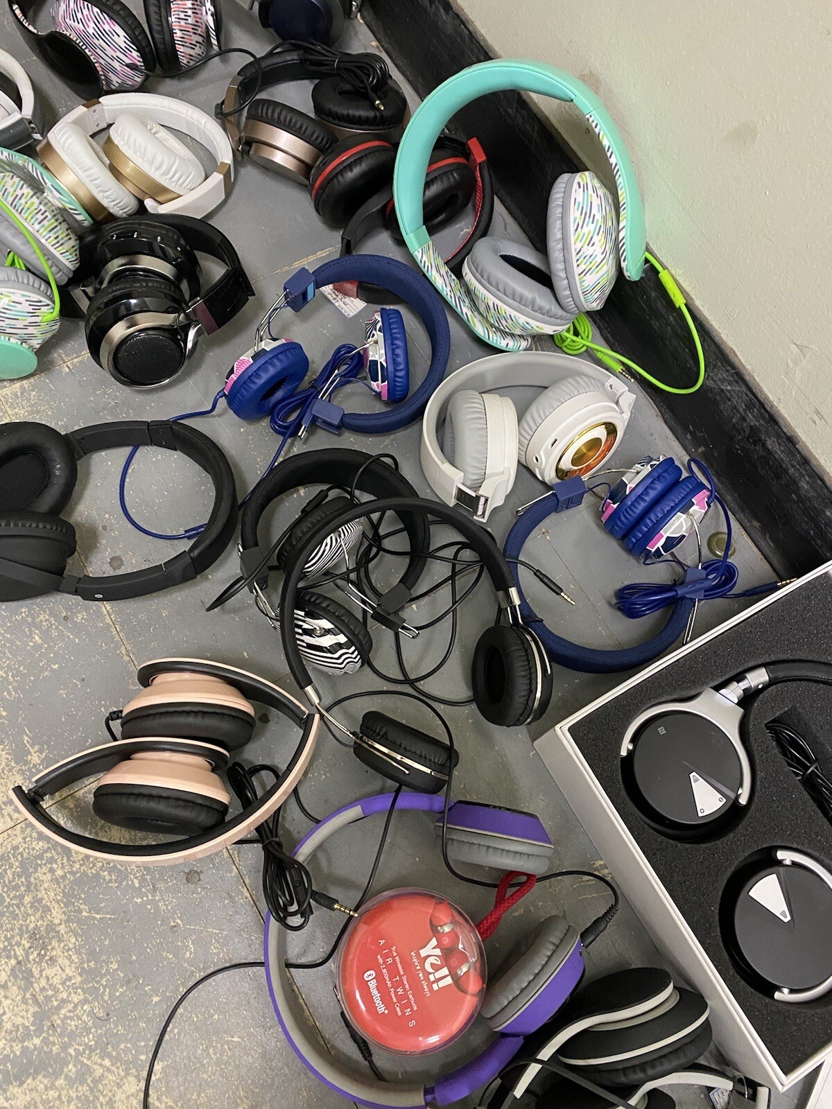 Bulk Wholesale Amazon Lot Of 29 On-Ear Headphones
