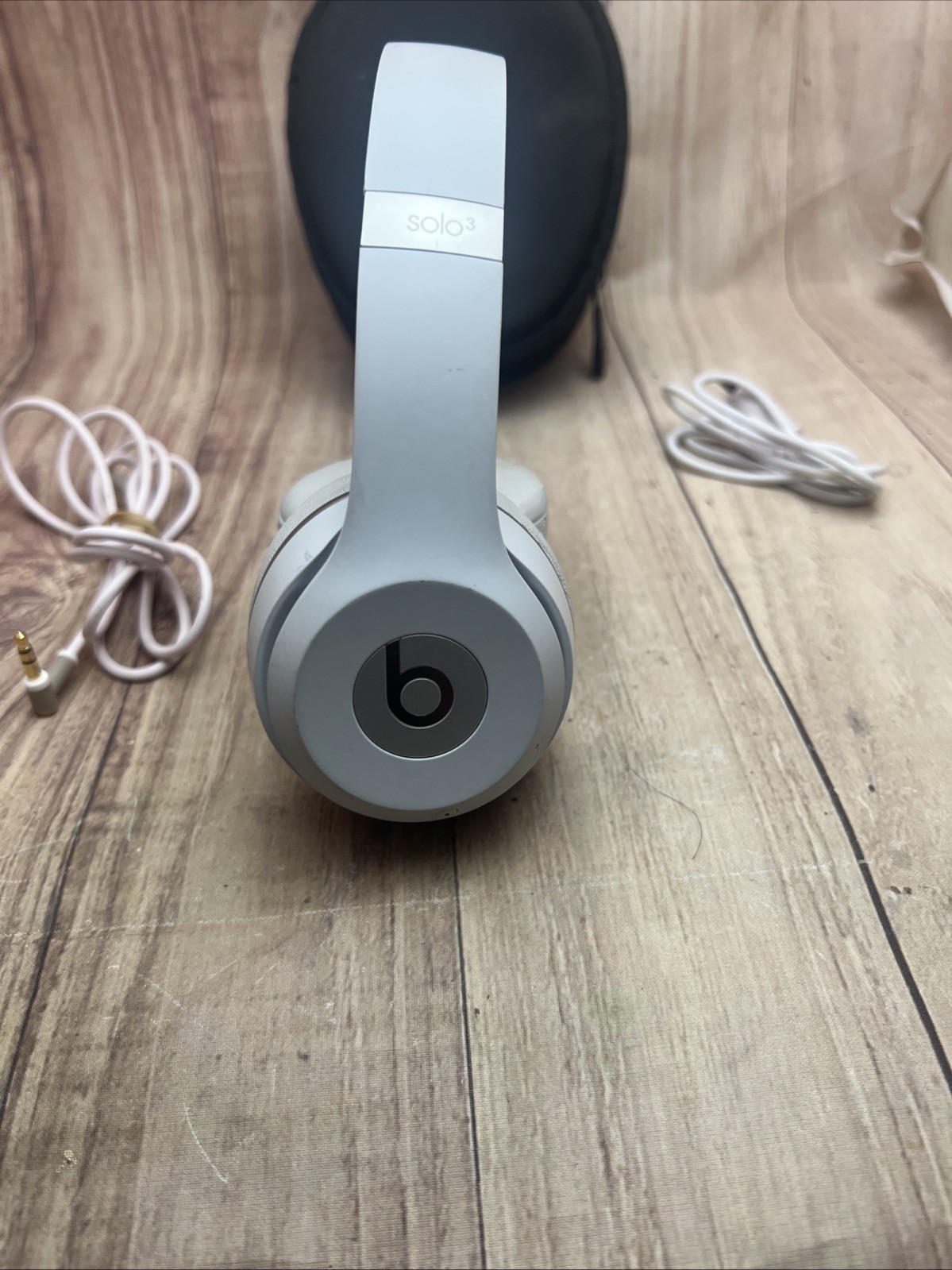 Beats by Dr. Dre Solo3 Wireless Headphones White Silver A1796 With Soft Case