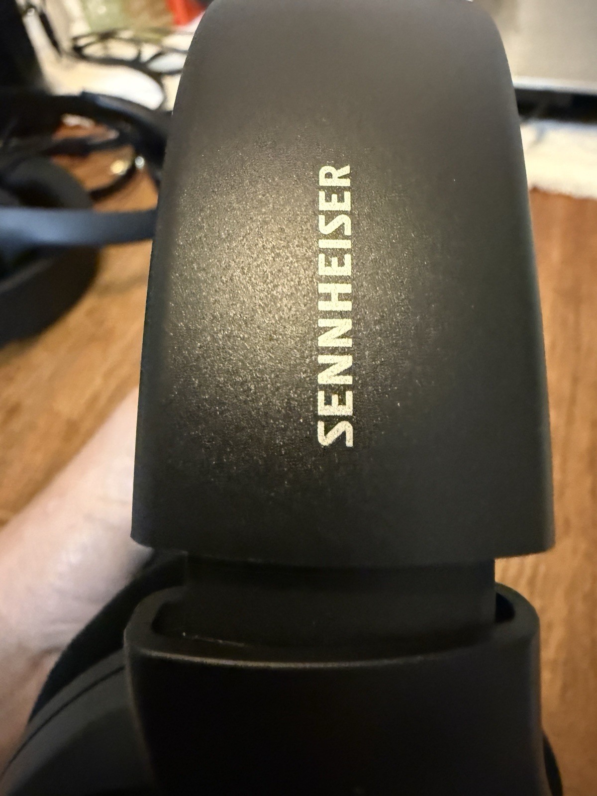 Sennheiser HD 560 S Over-The-Ear Audiophile Headphones. Read Description