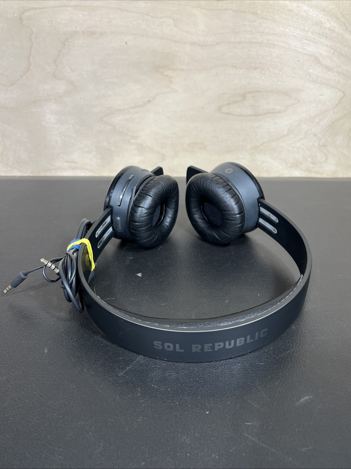 Sol Republic Tracks V8 Black Headphone Tested-works RIPPED EAR MUFF