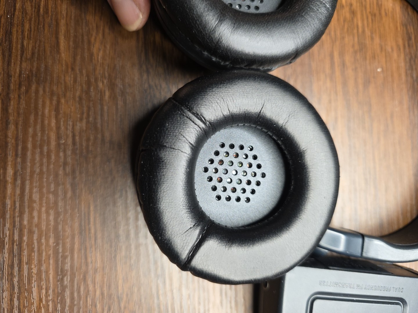 Dual Frequency Wireless Headphones FM Radio W Automatic Frequency Search 2 Avail