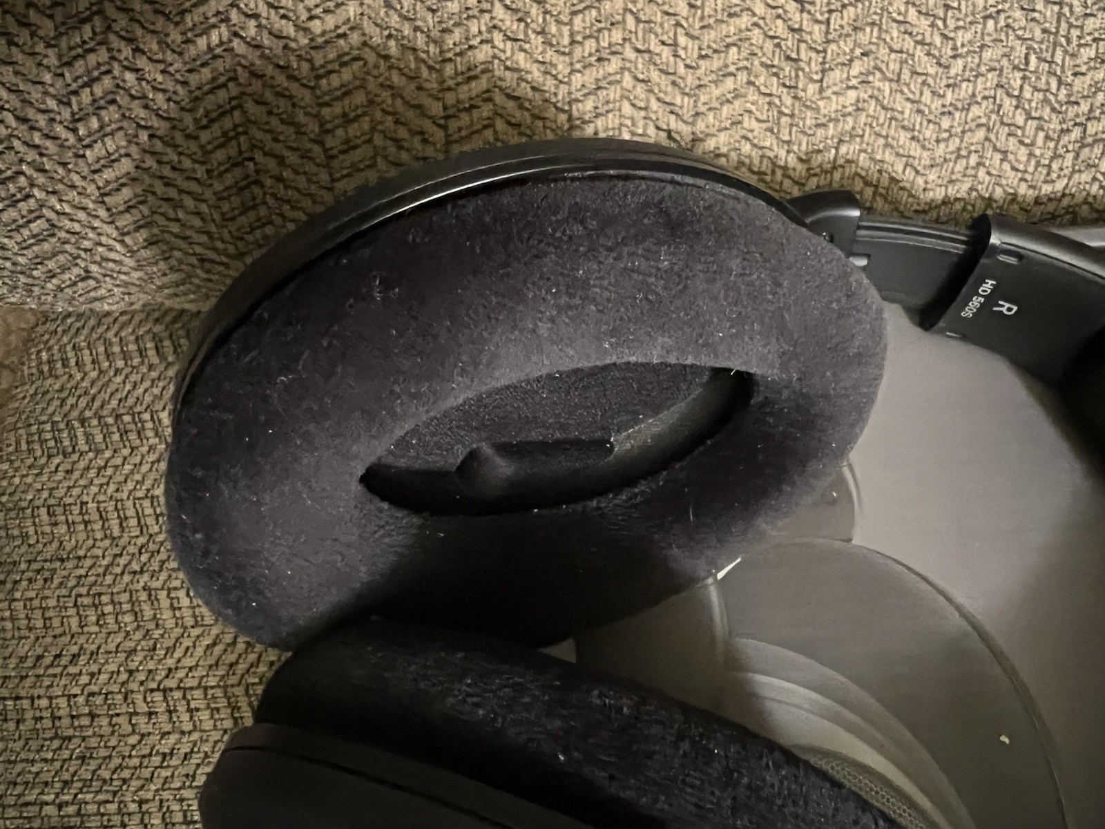 Sennheiser HD 560 S Audiophile Headphones + Carrying Case & Two Extra Cables