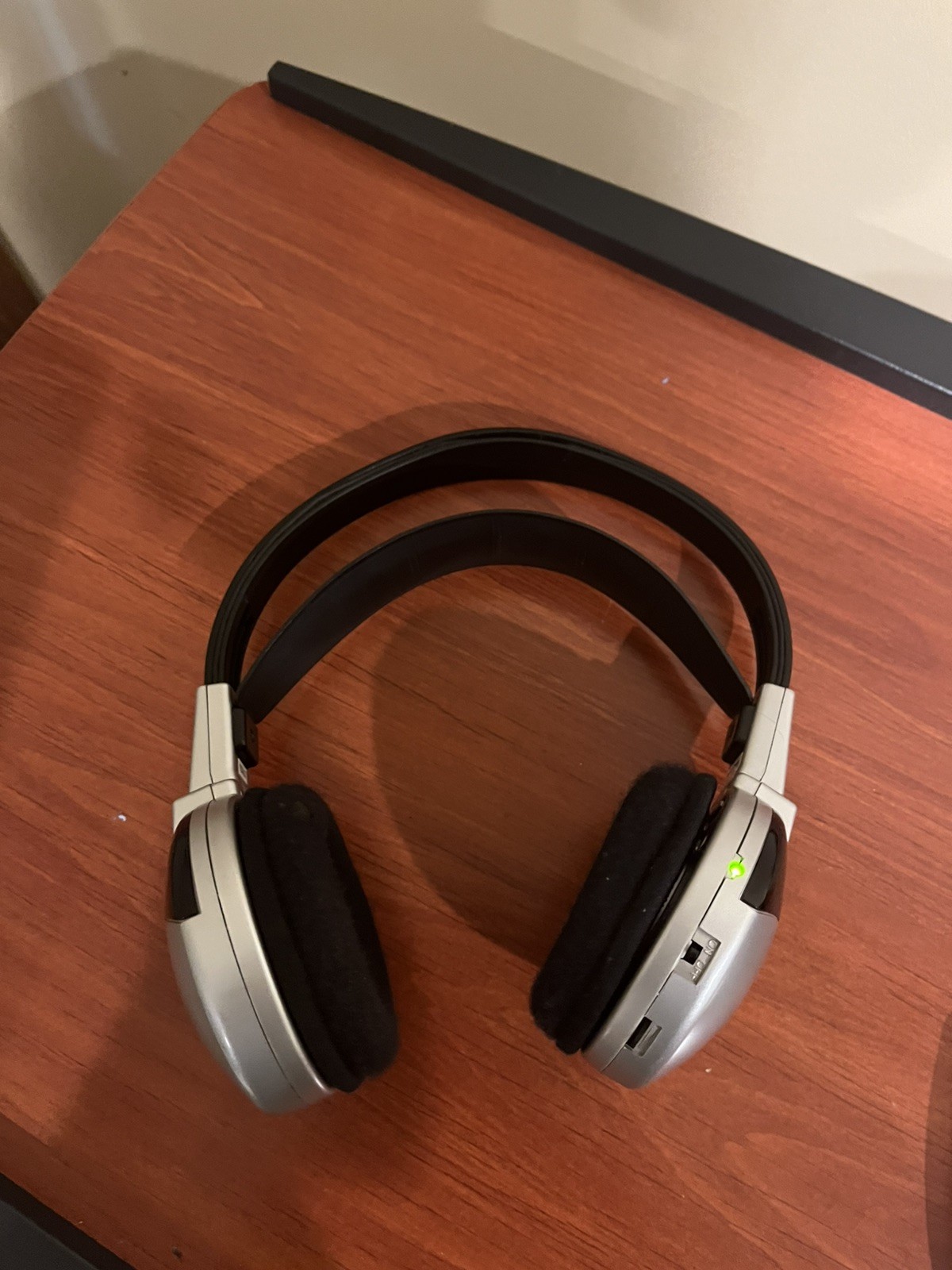 Radio Shack – Rechargeable Stereo Wireless Headphones w/ Transmitter (33-125)