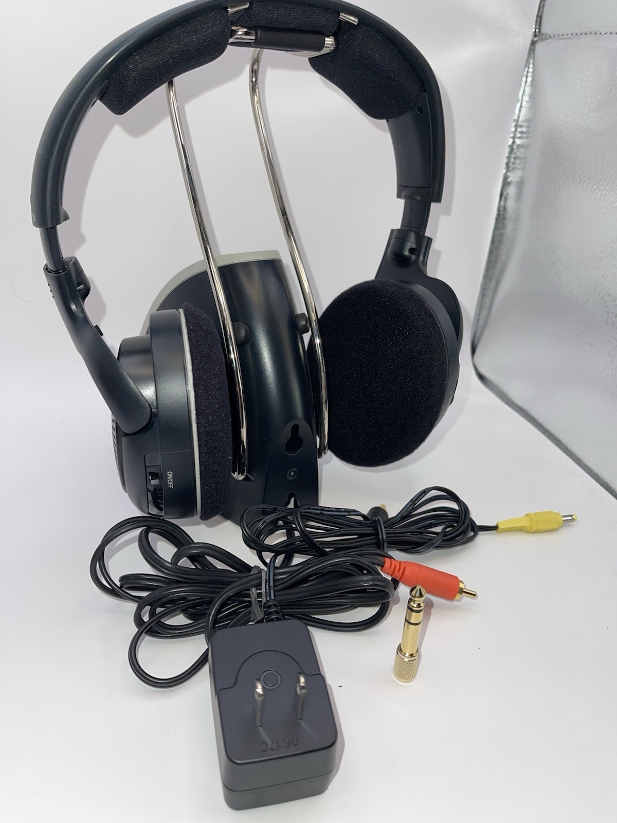 Sennheiser RS 120 Wireless RF Headphone System W/ Charging Base USED NEED BATT