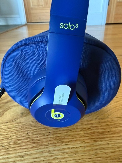 Beats Solo3 Wireless Club Navy Headphones Case Cables Never Used