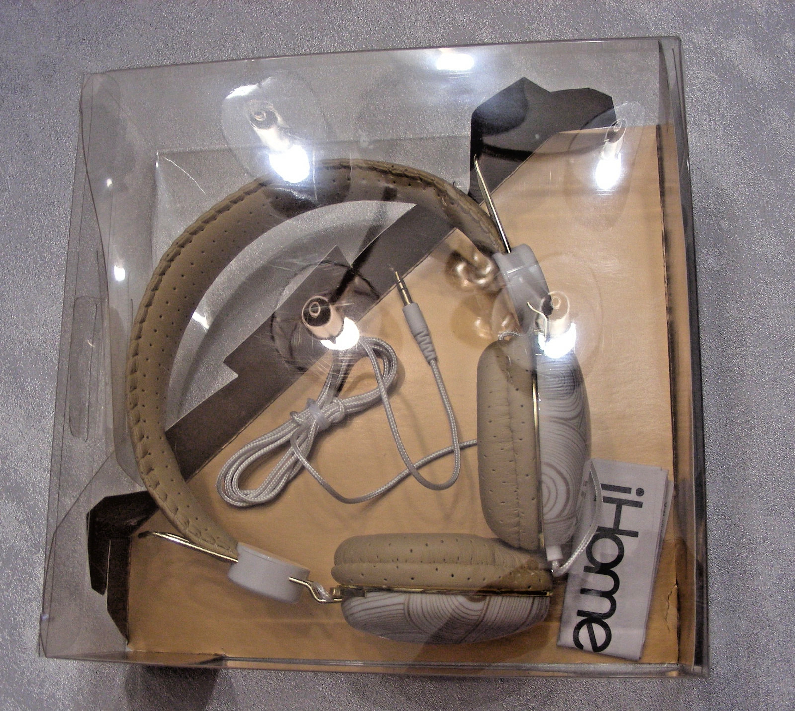 iHome Designer Series Head Phones – White Gold Tan – Mod swirl – No Latency