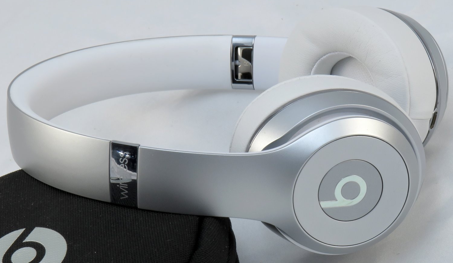 Beats A1796 Solo3 Wired / Wireless Bluetooth Headphones – white / silver – mint
