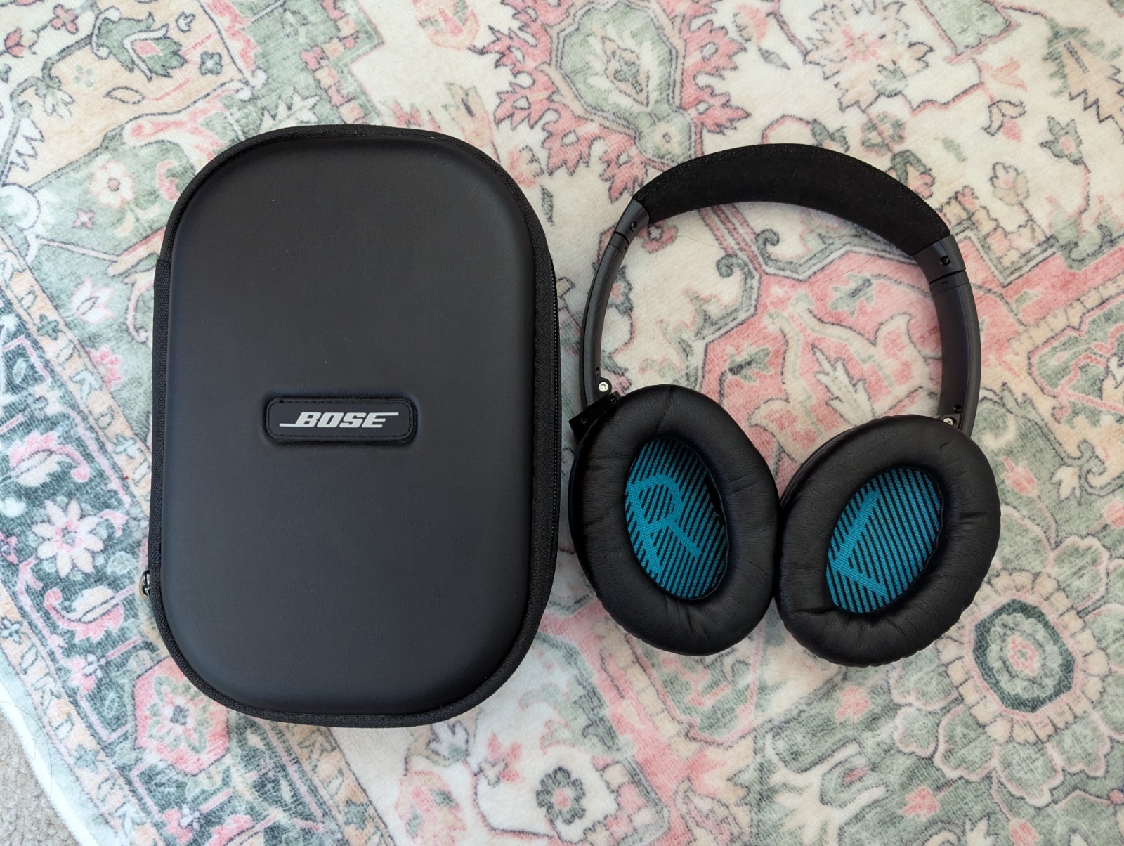Bose QuietComfort QC25 Over-Ear Headphones Adjustable Headband Built-In Mic Case