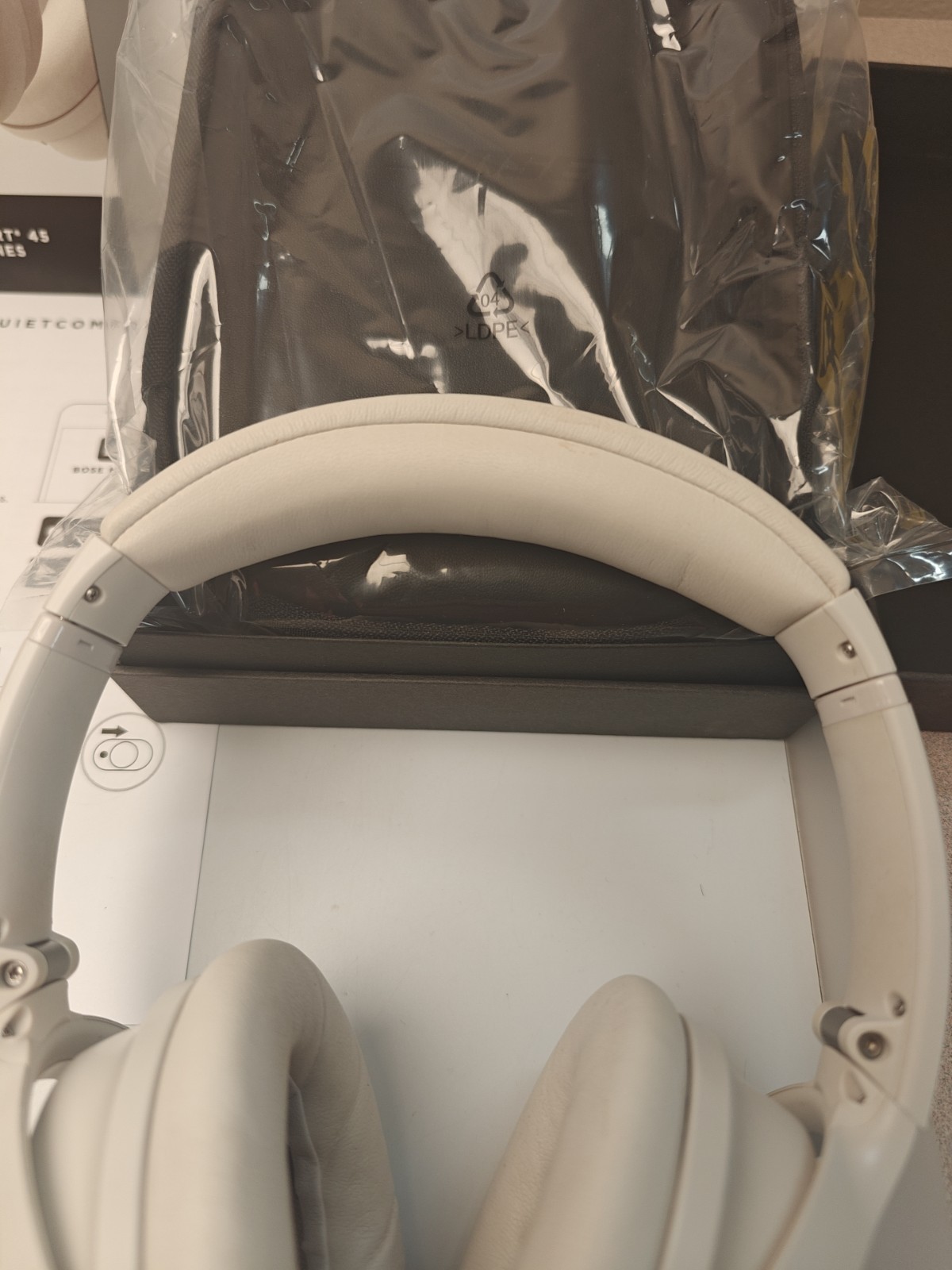 Bose QuietComfort 45 Wireless Over-Ear Headphones White Smoke Low Use Excellent!
