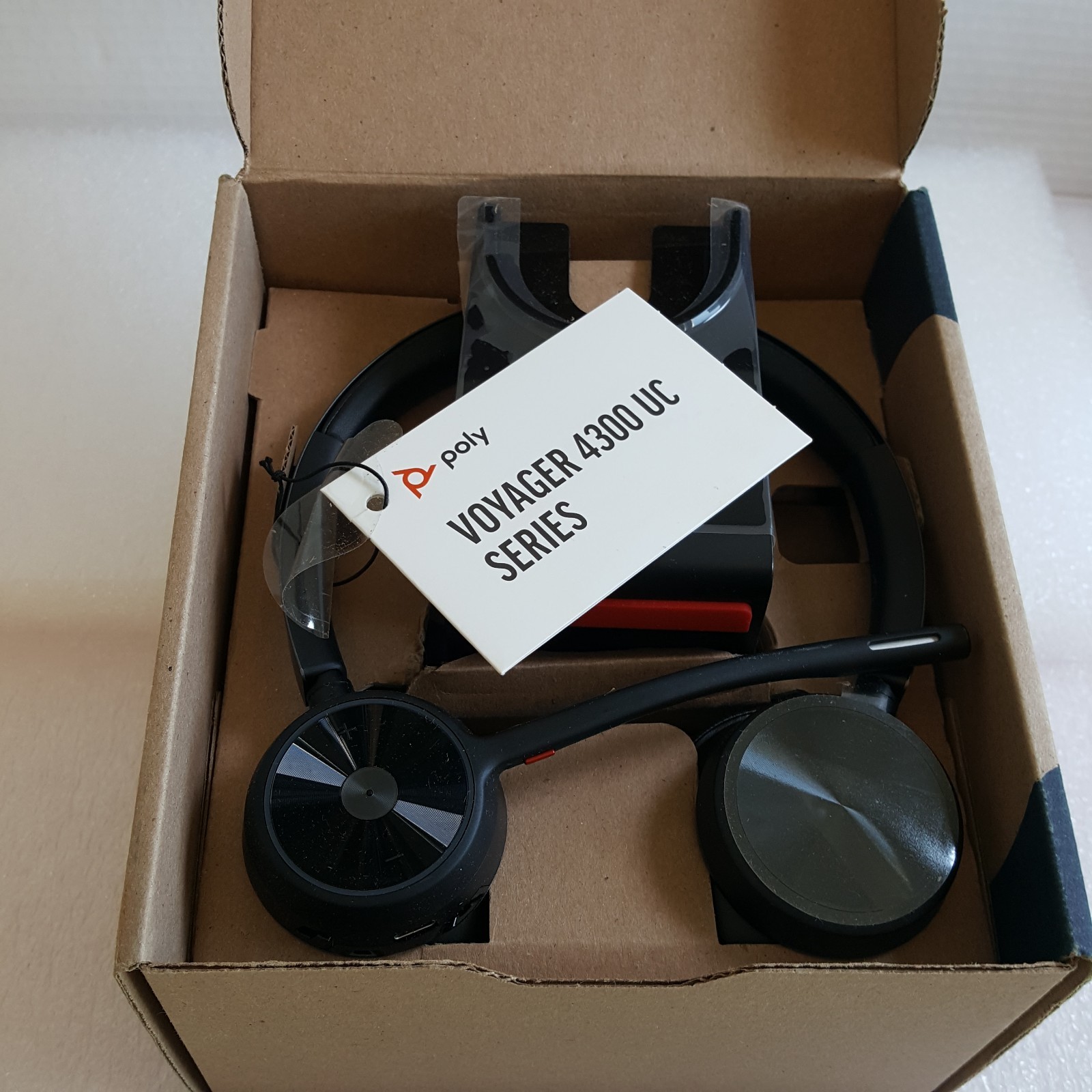 Poly – Voyager 4320 UC Wireless Headset + Charge Stand (Plantronics) -Headphones