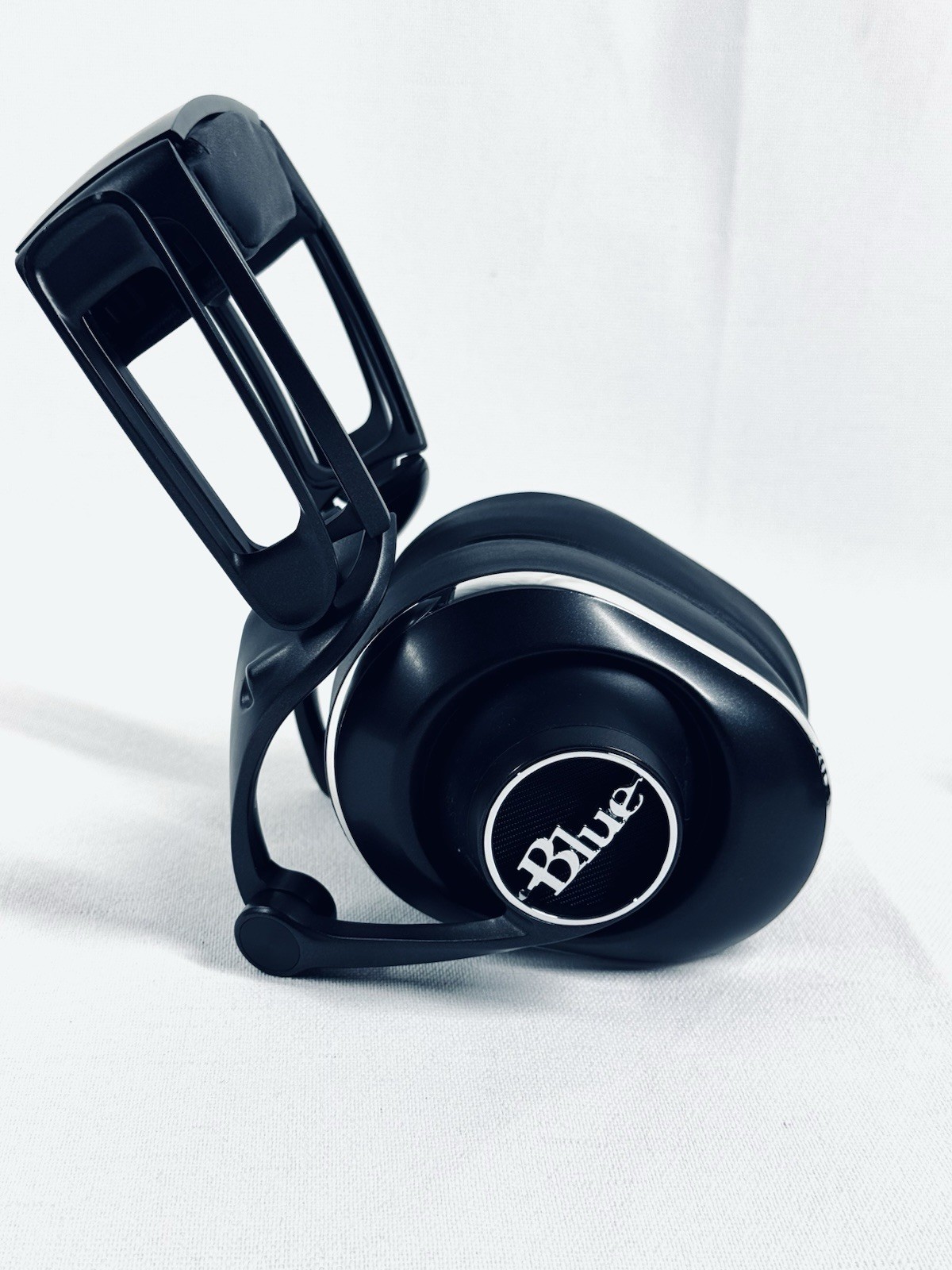Blue Lola Over-Ear High-Fidelity Sealed Headphones Black Audio