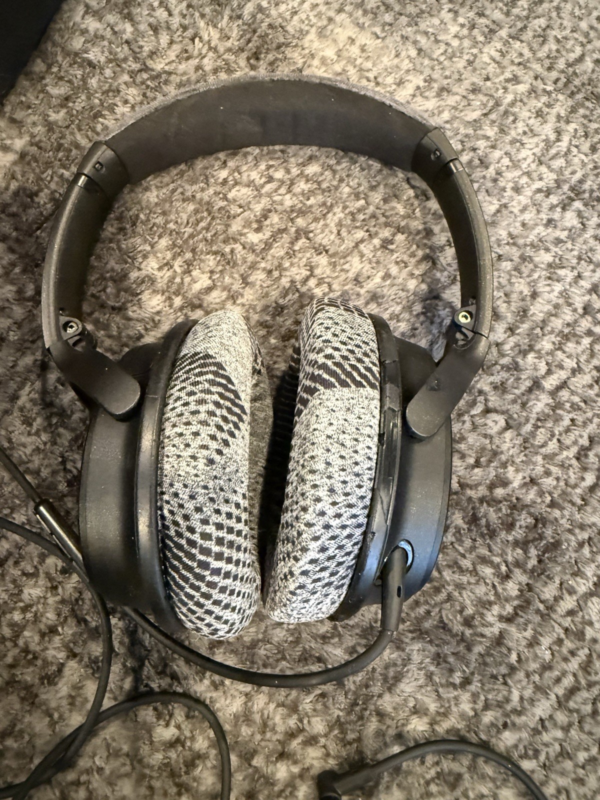 Bose Headphones QuietComfort 25 (QC25) Wired Noise Cancelling New Ear Pads