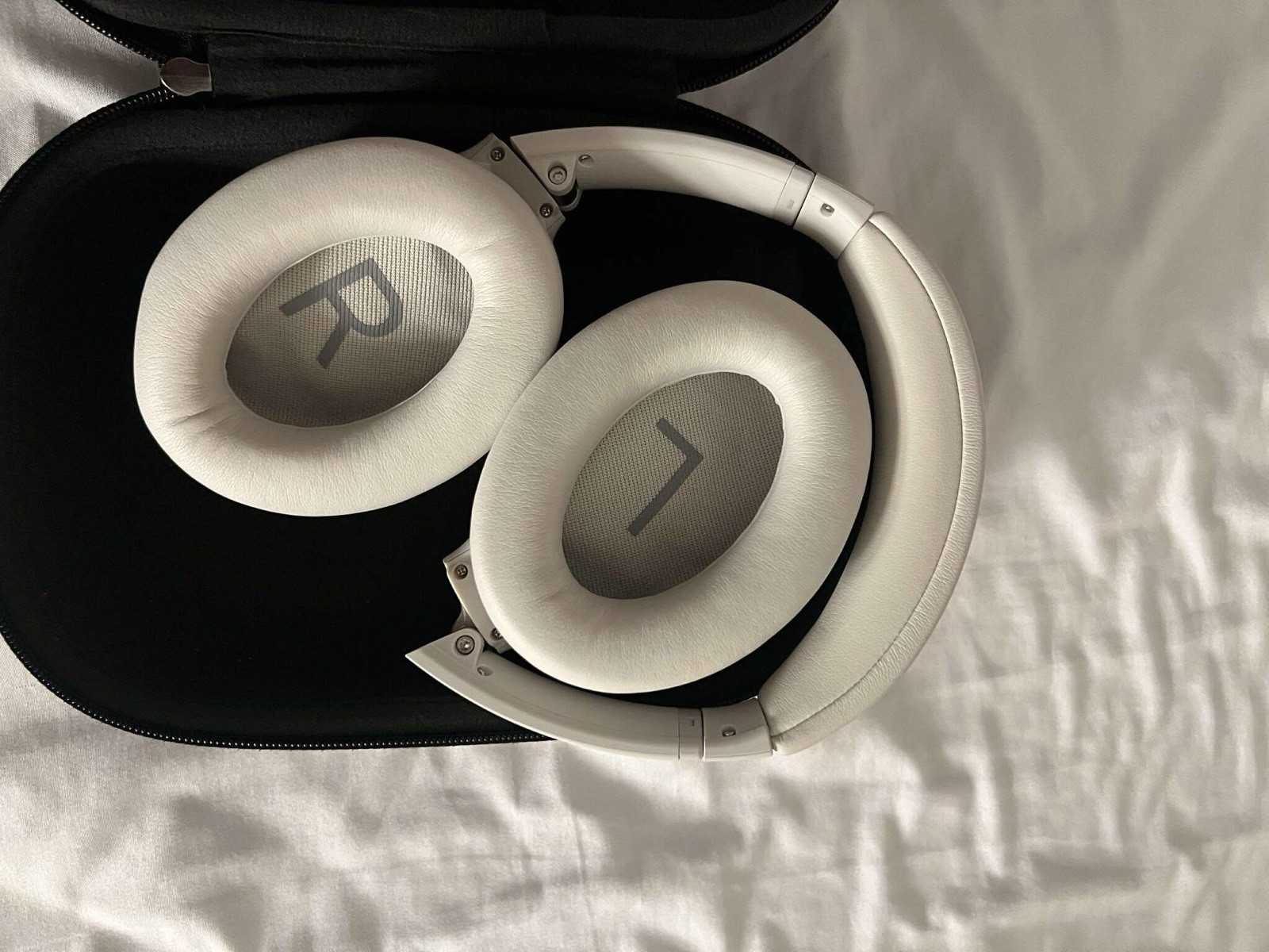 Bose QuietComfort QC45 Wireless Over-Ear Bluetooth Headphones White/Silver Case