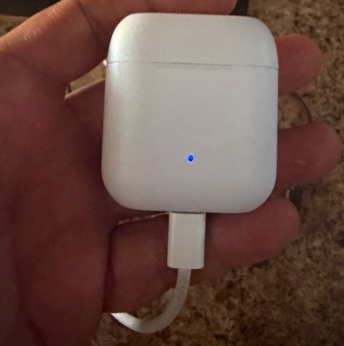 White Bluetooth Wireless In-Ear Earbuds w/ Lightning Charging Case