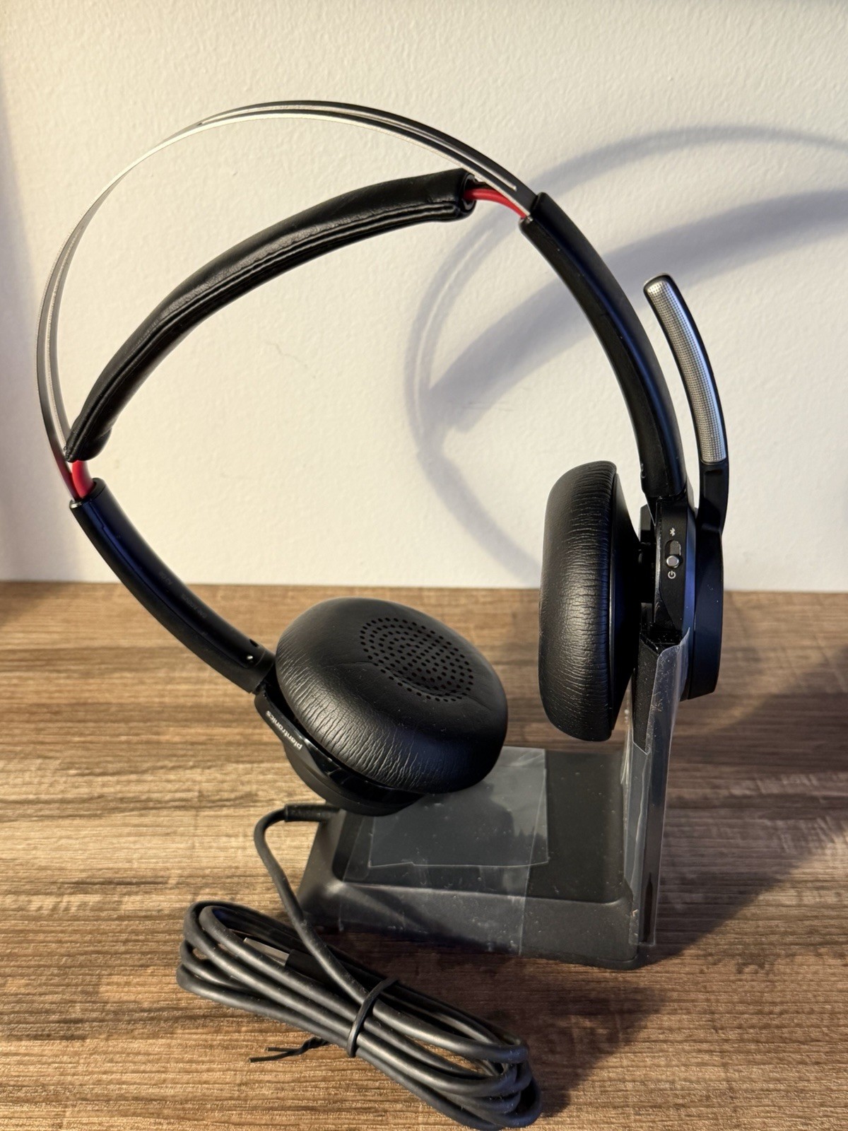 Plantronics Voyager Focus UC With Charge Stand