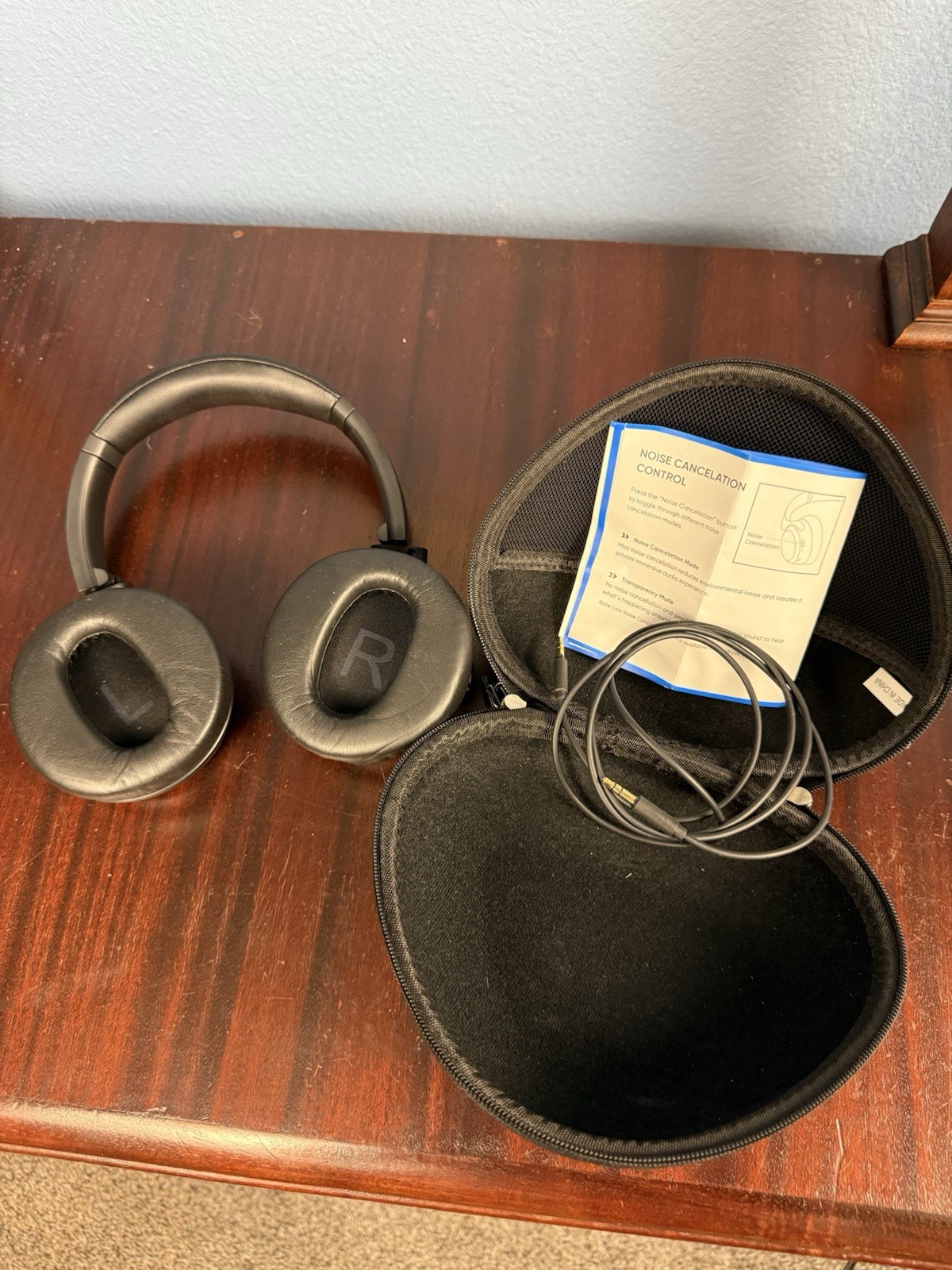 Wyze Wireless Headphones, Active Noise Canceling W Travel Case EUC