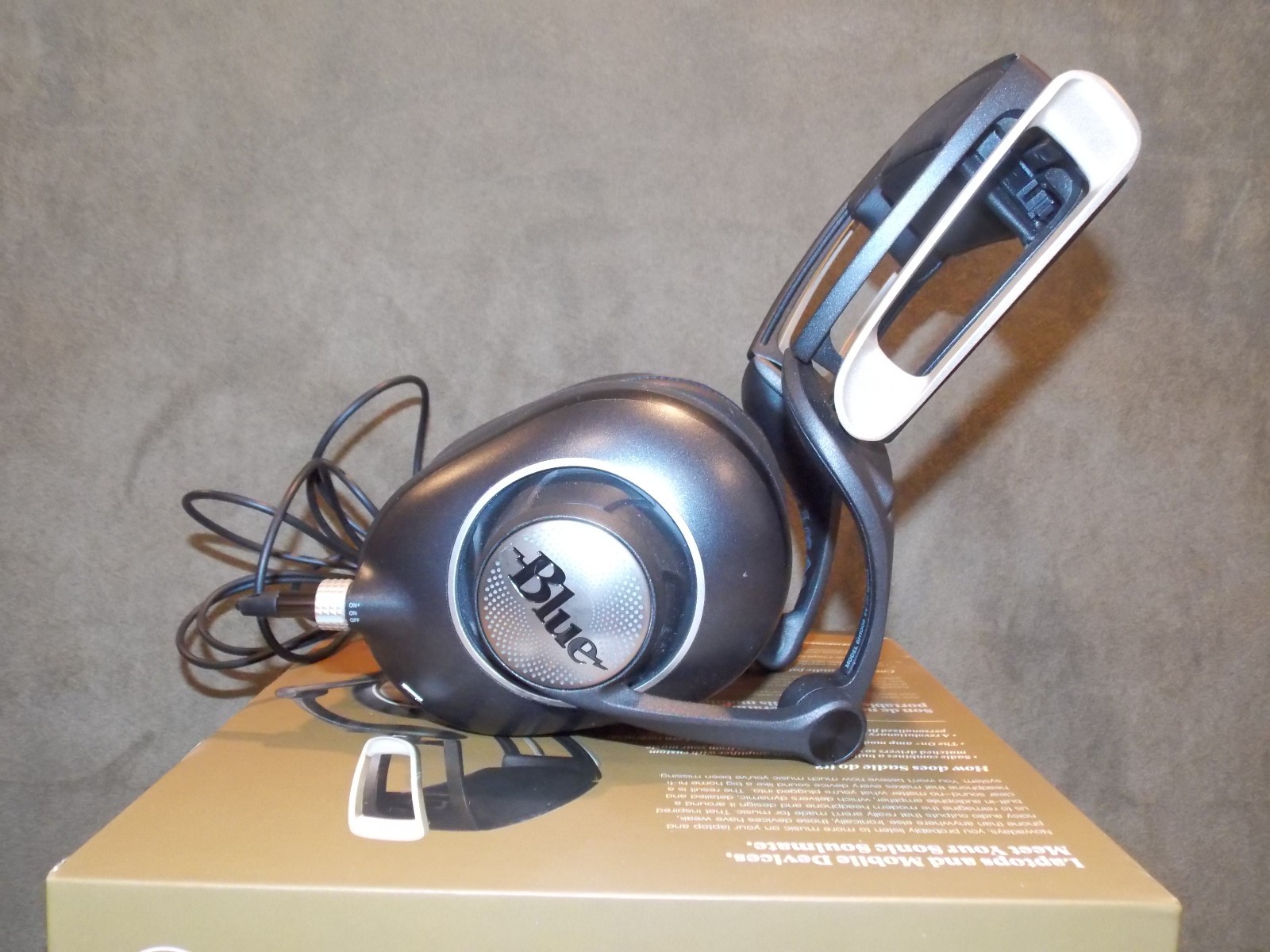 blue sadie headphones (Mint condition)
