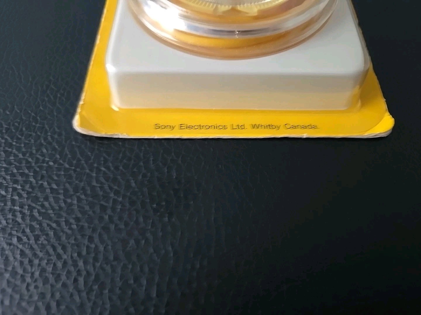SONY MDR-E225 Sports Stereo Dynamic Earphones Yellow Factory Sealed NOS