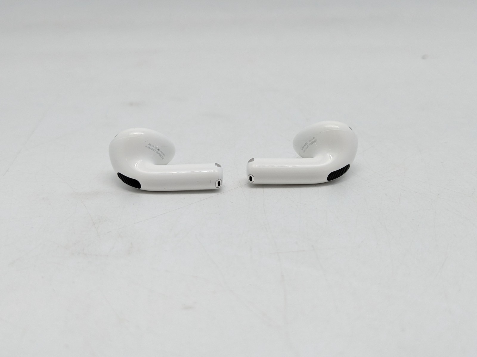 Apple AirPods 4 MXP63LL/A Earbuds w/ Charging Case | White | A3050 A3053 A3058