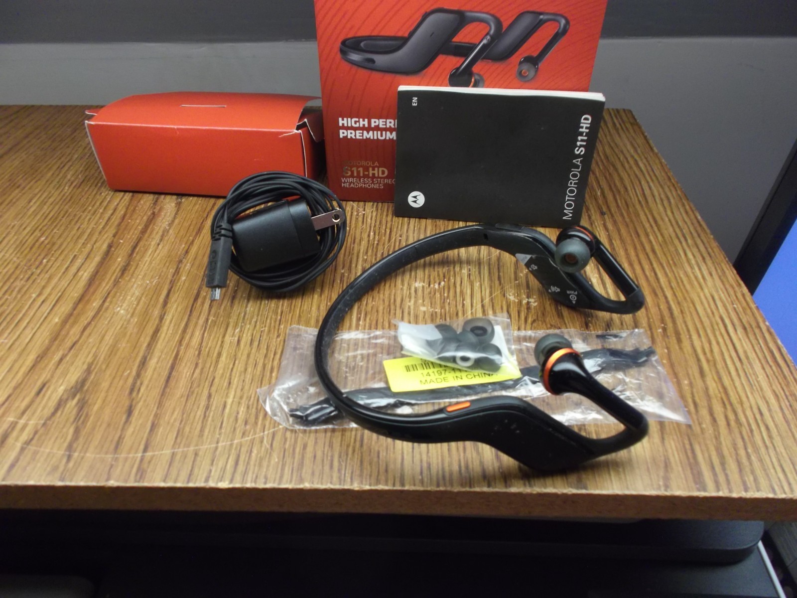 LKE NEW MOTOROLA S11-HD WIRELESS STEREO HEADPHONES W/CHARGER,EAR CUSHIONS,OUBAND