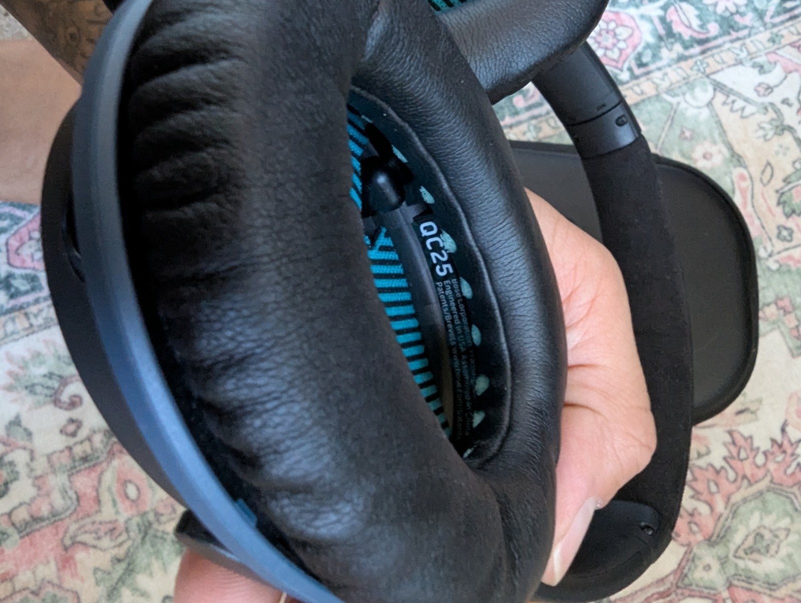 Bose QuietComfort QC25 Over-Ear Headphones Adjustable Headband Built-In Mic Case